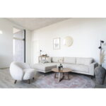 Savona tugitool, kunstnahk, valge, pähklipuu imitatsiooniga jalgadega Salongi- ja köögimööbel