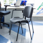 Klienditool ISO, 54,5×42,5xH82cm, iste: kangas, värvus: hall, raam: must Klienditoolid ISO