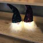 Päkapikk valgusega BOB, punane glitter müts, H28cm Jõulud Jõulukaunistused