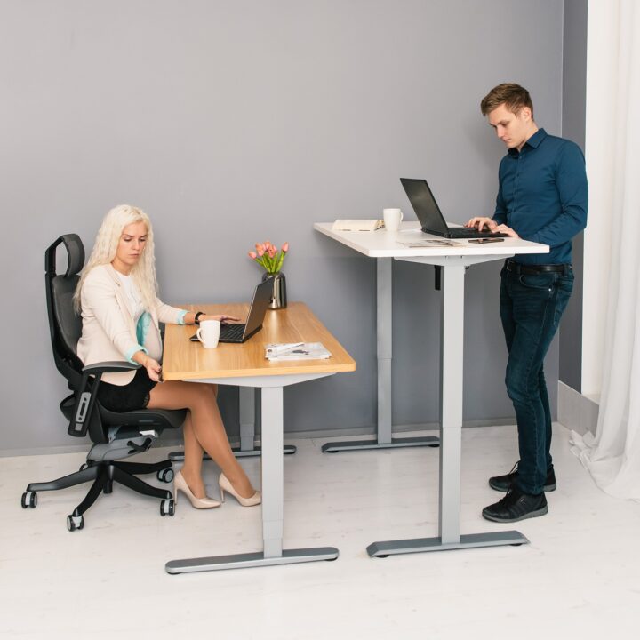 Töölaud ERGO 1-mootoriga 140x70xH71-121cm, vaher/hõbehall Kirjutuslauad ERGO