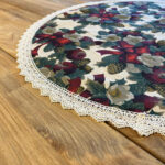 Laudlina WINTER FLOWERS pitsiga, D70cm, lindid, 50% polüester, 50% puuvill, kangas 475 Laudlinad ja linikud