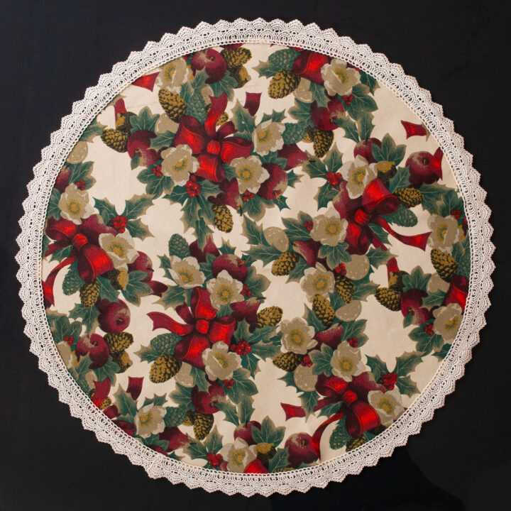Laudlina WINTER FLOWERS pitsiga, D70cm, lindid, 50% polüester, 50% puuvill, kangas 475 Laudlinad ja linikud